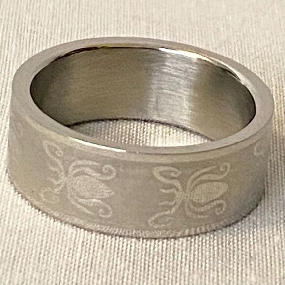 Stainless Steel Ring Spider Etched Band - Picture 1 of 4